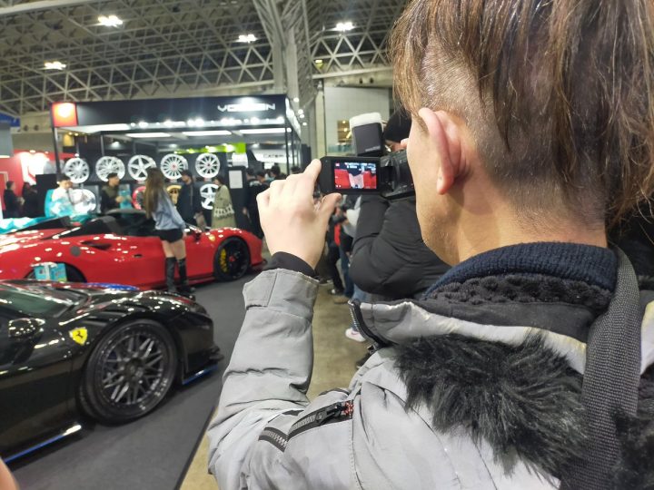 レースクイーン・瀬名ひなのが“盗撮”被害→証拠画像公開「下半身だけ撮られて…とても不快です。やめてください」