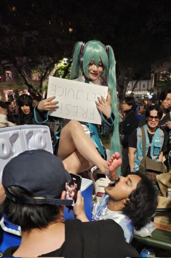 【画像】アメリカのコスプレイヤーさん、イベントでフレッシュJuice=Juiceを15ドルで販売して大盛況wwwwwwwwwwwwwwww