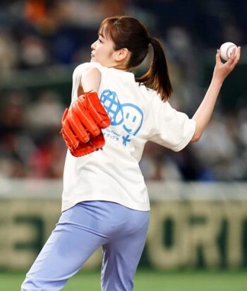 【画像】童顔で代表的な女子アナ「岩田絵里奈」さんが始球式で登場