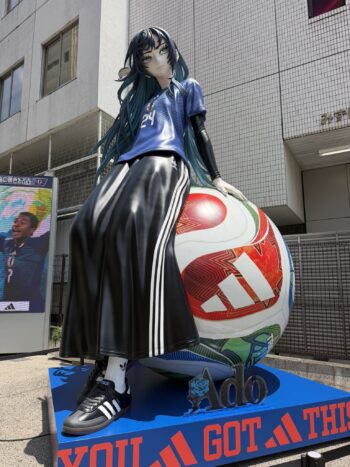【画像】Adoさん、ワールドカップコラボで巨女フィギュア化