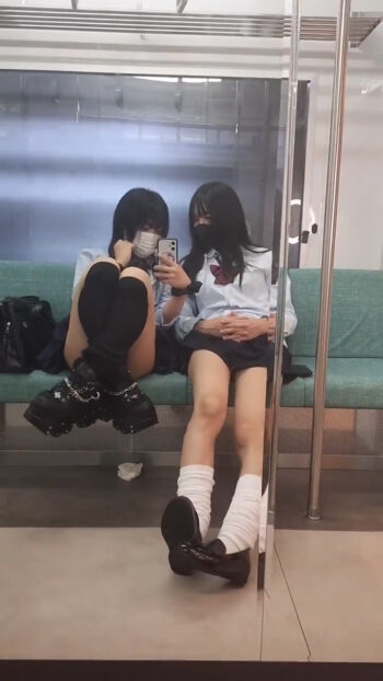 【動画】JKさん、電車でパンチラしてしまう😻😻😻😻