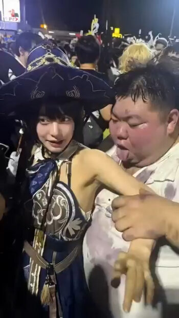 【動画】キモオタの洗礼を受けるコスプレイヤーの女の子wwww