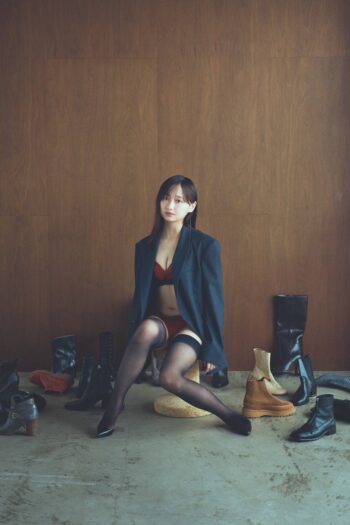 【芸能】影山優佳、大人ランジェリーまとう“袋とじ”カット解禁 初エッセイ集『影まで愛して』に収録