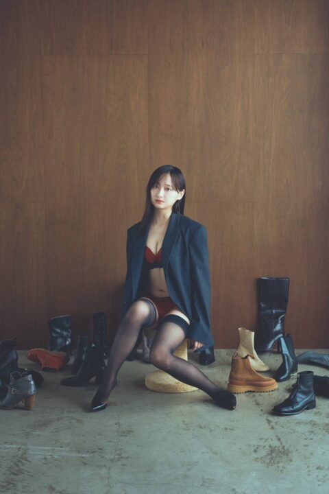 【芸能】影山優佳、大人ランジェリーまとう“袋とじ”カット解禁 初エッセイ集『影まで愛して』に収録