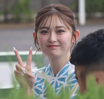 【画像】ゆうちゃみさん、盗撮パパラッチにファンサ
