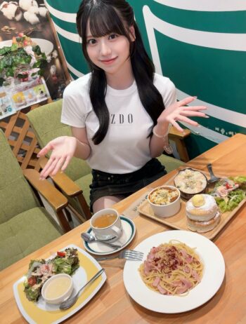【画像】米村姫良々さん、詰めすぎな上にスカートが短すぎる