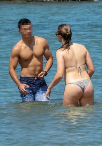 【朗報】スペインの王女（第一王位継承者）、海軍学校の男子達と海を楽しんでしまう…