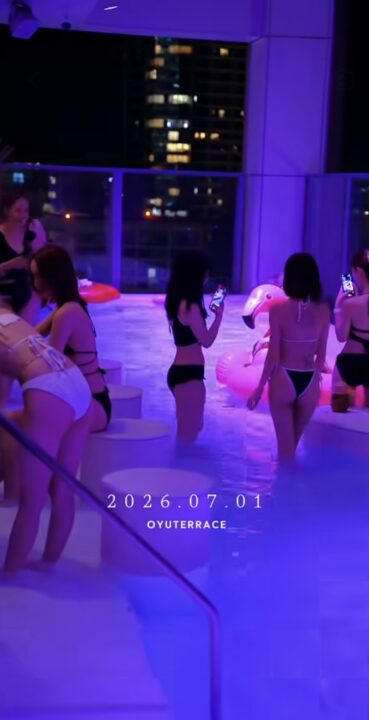 渋谷にあるナイトプールがエロすぎると話題に