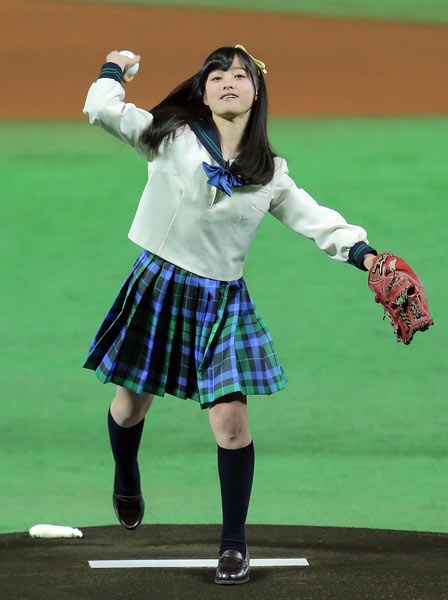 【画像】橋本環奈ちゃんさんの歴代始球式ｗｗｗｗｗｗｗｗｗｗ