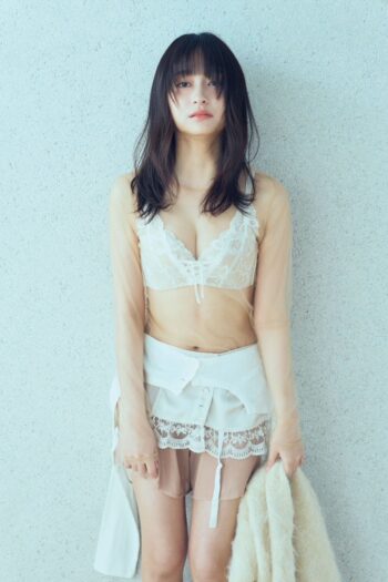 【芸能】影山優佳、フォトエッセイが販売から 5日で重版決定!未公開ランジェリーカットを公開