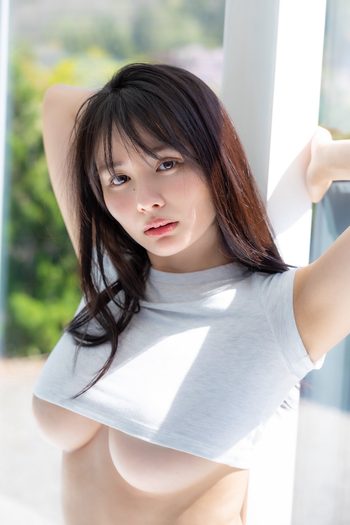 グラビアアイドル豊島心桜、恵体と呼ばれるグラマラスボディが話題