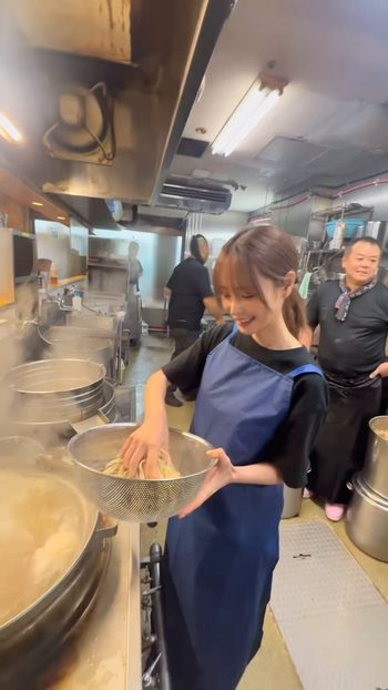 【動画】元AV女優さん「先日、二郎の厨房に入ってラーメンを作らせていただく本当に考えられないほど貴重な経験をさせていただきました」