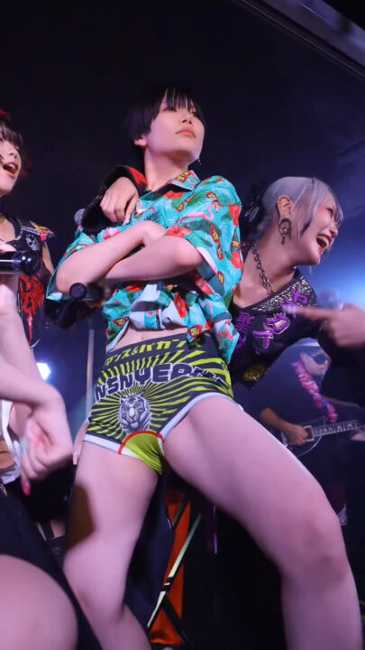 【動画】ライブ中地下アイドル「あ～らよっパンツ一丁～♪」