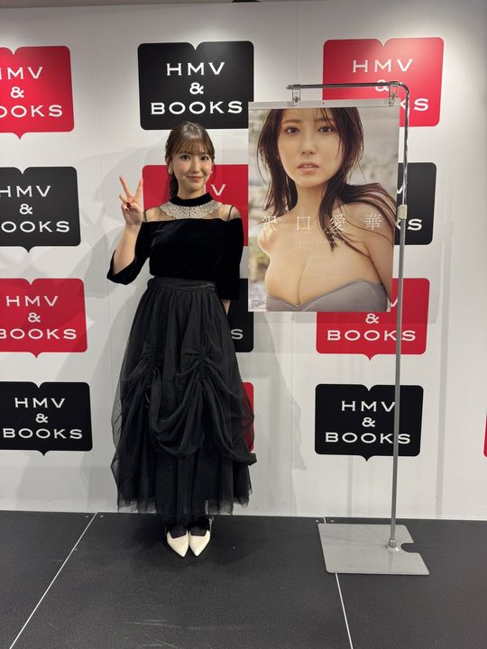 沢口愛華の爆乳カレンダー発売イベント、本人がエロい格好で出迎えてくれる