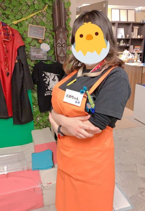 【画像】こんなおっぱいでペットショップ店員はずるいでしょ