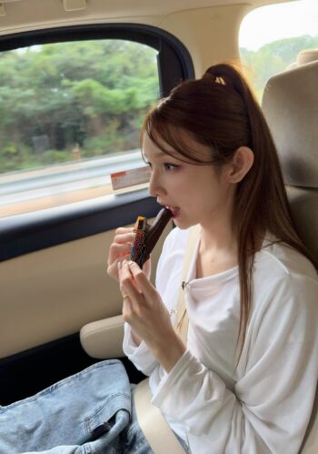 【朗報】後藤真希さん(41)車内でチョコバットをぱくり