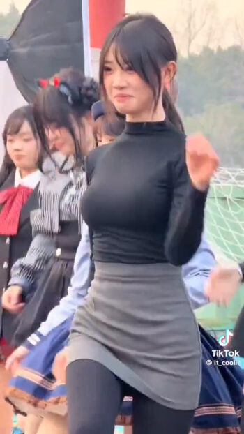 【動画】恥ずかしそうに踊る巨乳wwwwwwwwwwwwwwwwwwwwwwww
