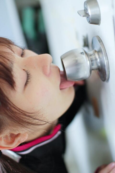 【画像】何年か前にちょっと話題になった？ドアノブ少女とかいうやつ